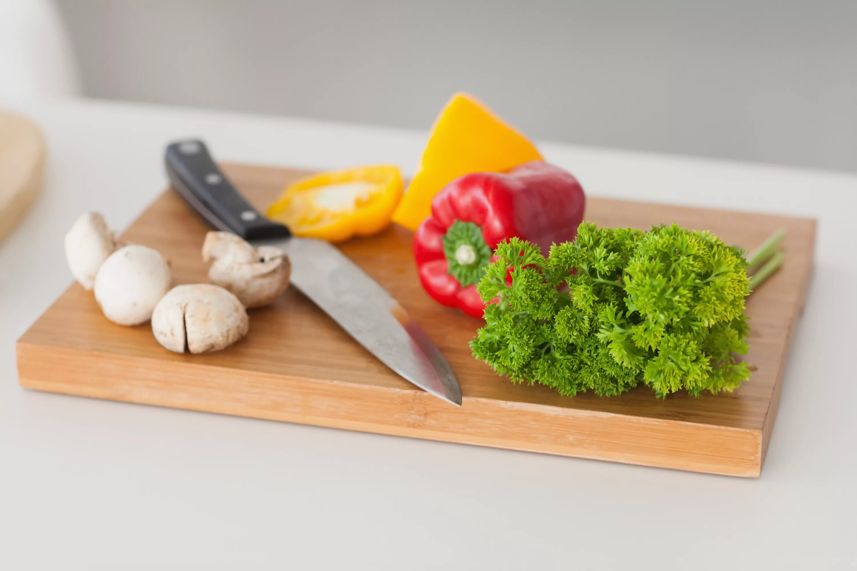 Cut vegetables. Разделочная доска с овощами. Кухонная доска с овощами. Доска для нарезки овощей. Разделочная доска с зеленью.