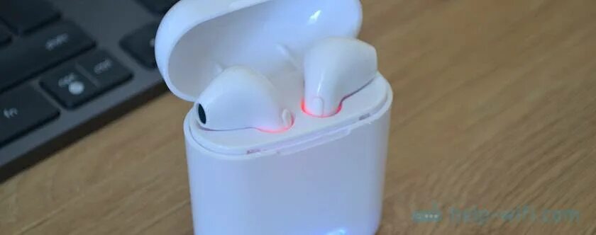 Почему наушники горят красным. Мигает красный индикатор AIRPODS. Аирподс мигает красным на зарядке. Аирподсы мигают красным при зарядке. Беспроводные наушники мигают красным при зарядке что это.