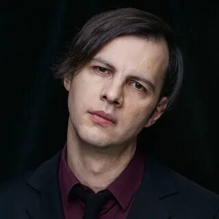 В роли талантливого дирижера молодой актер