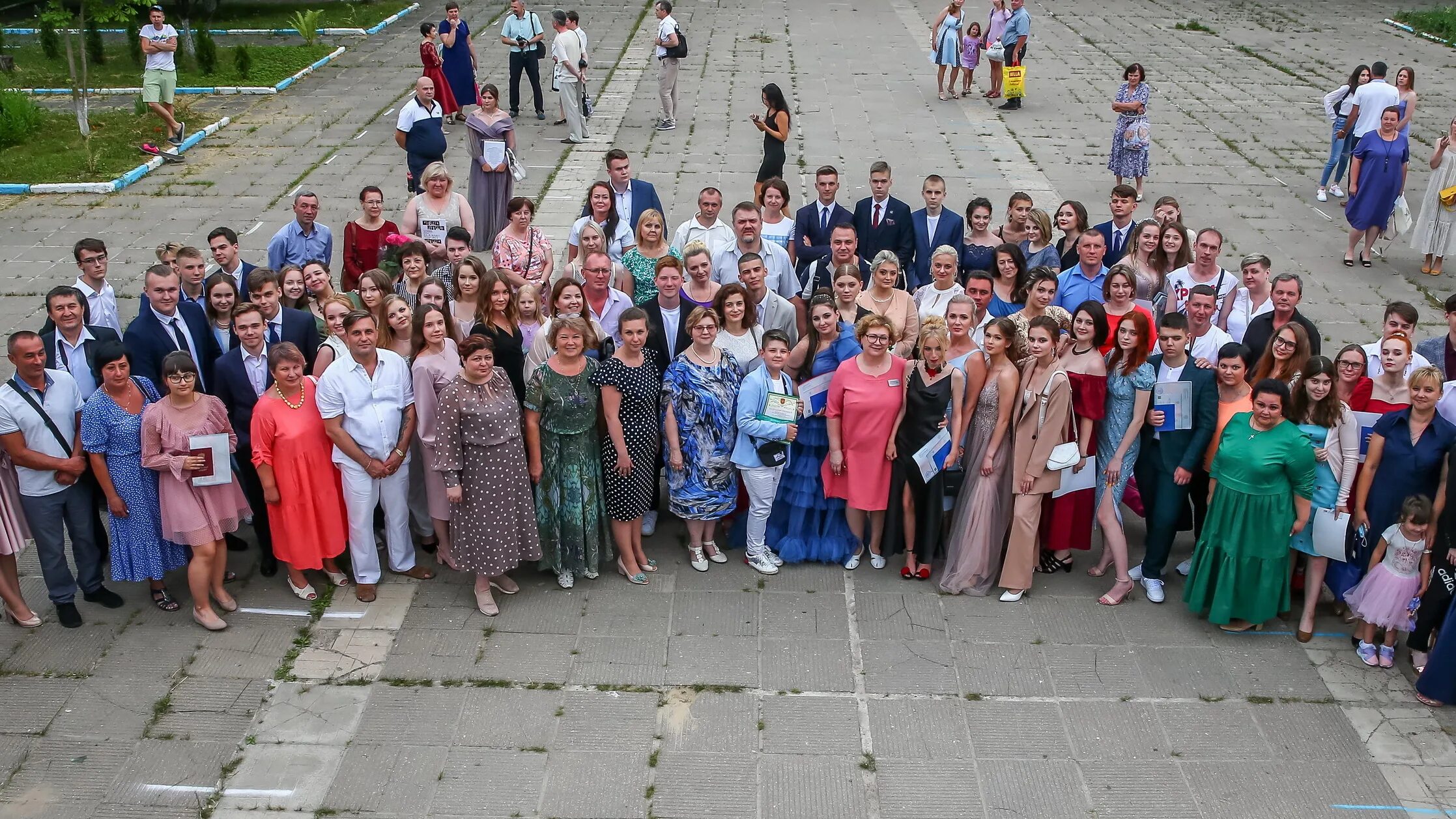 Выпускной бал в школе. Выпускной до свидания школа. Выпускной. Выпускной рыбница. Учеба в колледже.