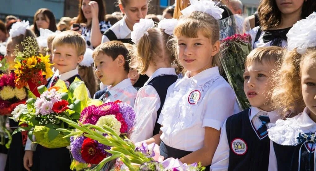 Новый учебный год в городе. Школьники 1 сентября. Первый класс линейка. Первоклассники на линейке. Дети на первое сентября.