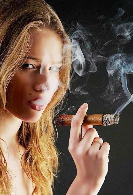 Курящий сигарету. Женщина курит. Курящие девушки. Девушка с сигарой. Женщина курит сигару.