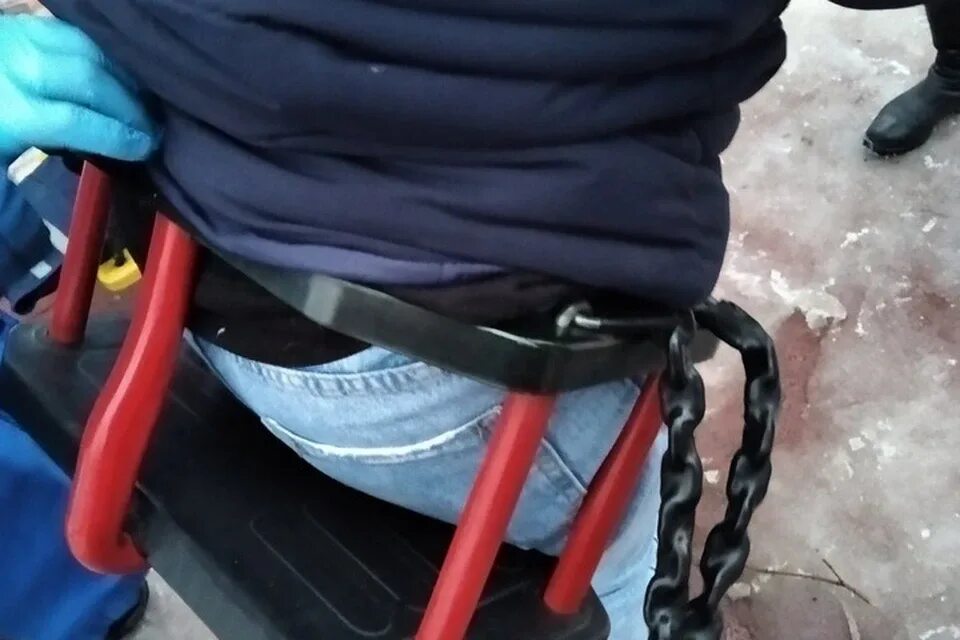 Человек застрял в качели. Девочка застряла в школе. Девушка застряла в заборе. Девочка застряла в школе. Девочка застряла в школе.