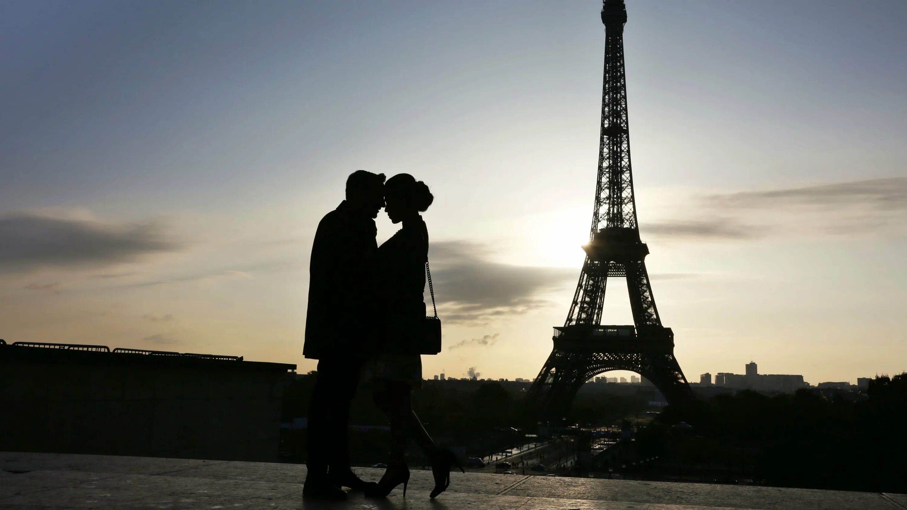Париж Эйфелева башня любовь. Влюбленные в Париже. Париж романтика. Француз на фоне Эйфелевой башни. Скучаю по парижу