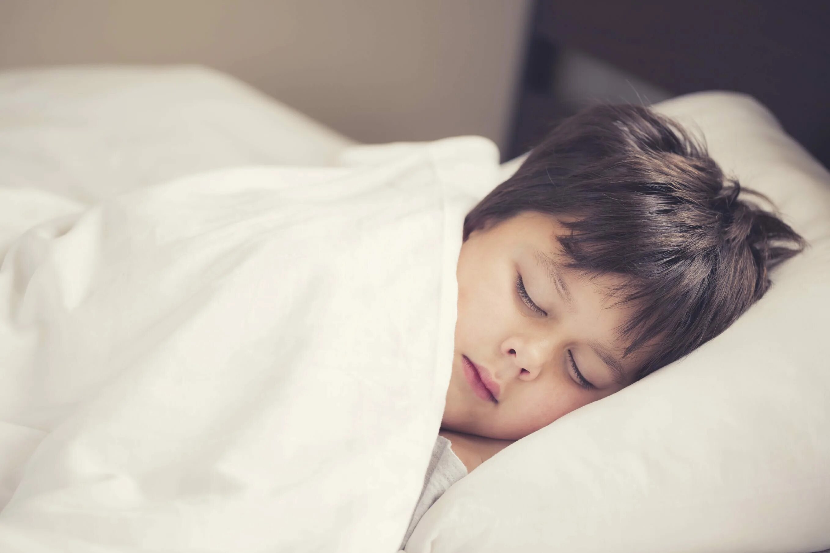 Дети считают что взрослые спать. Сонный мальчик. Спящий мальчик. Сон мальчика.