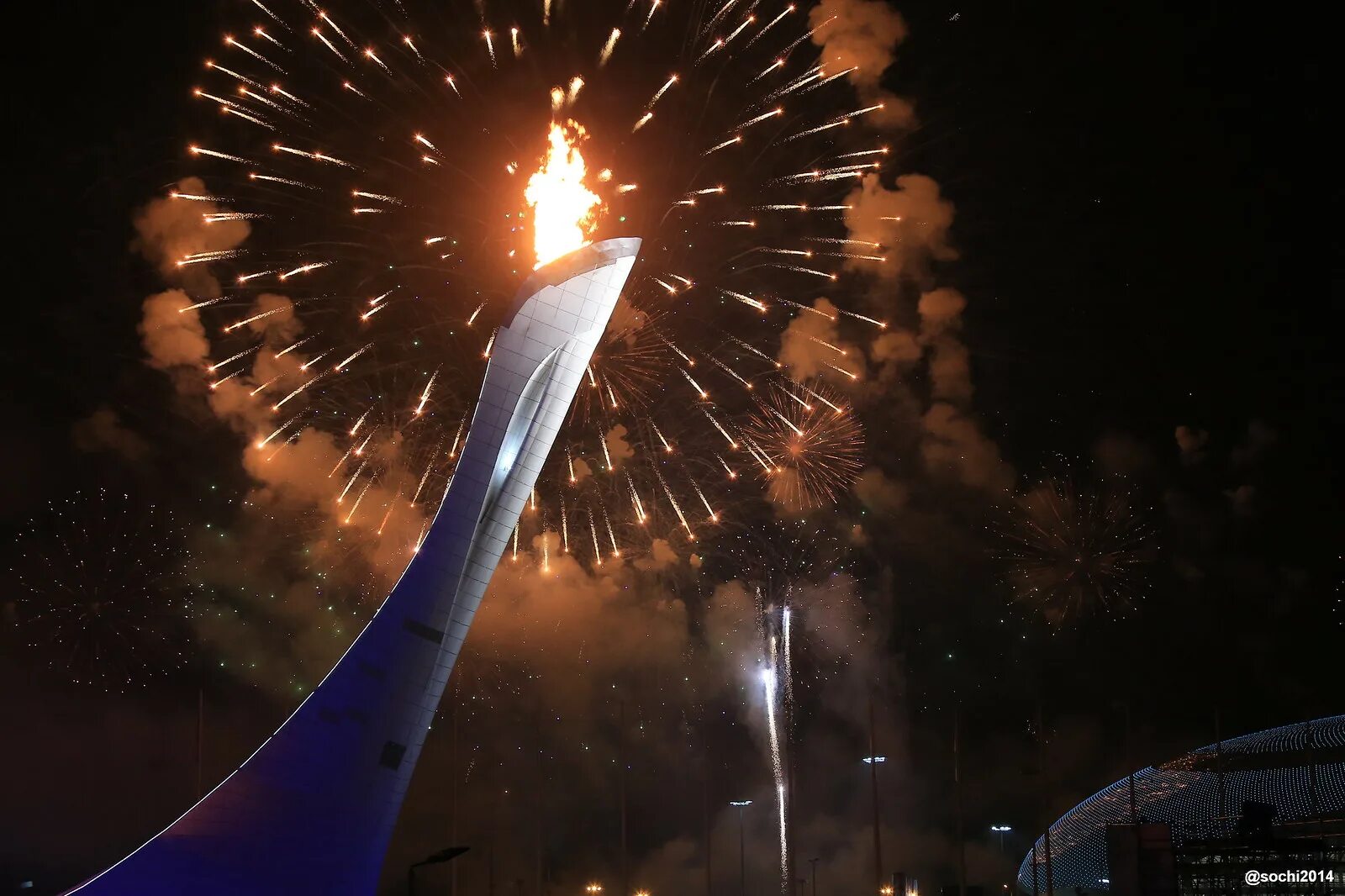 реет в вышине олимпийский огонь