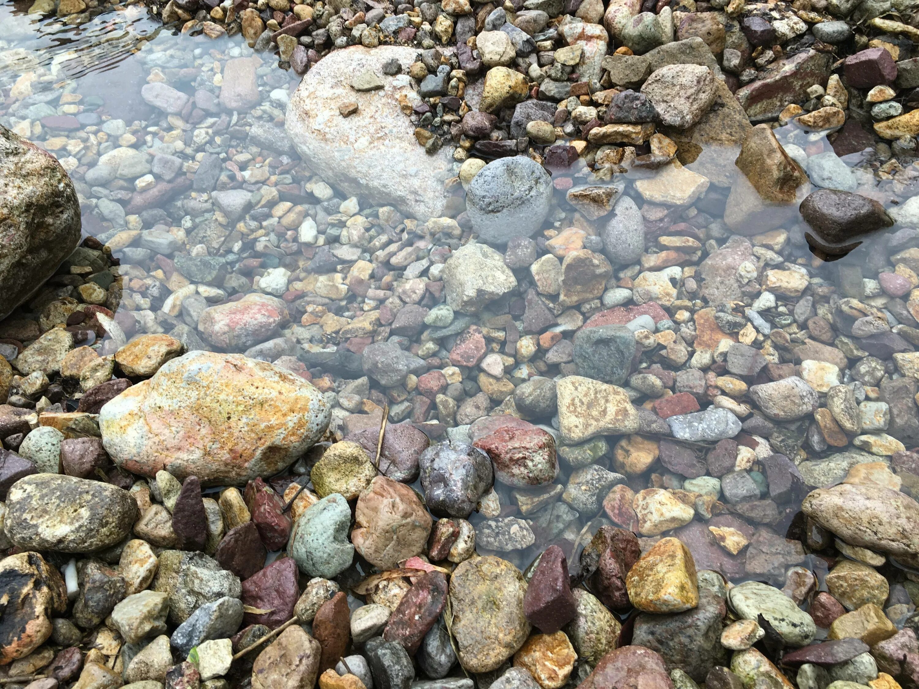 Вода образуется в камнях