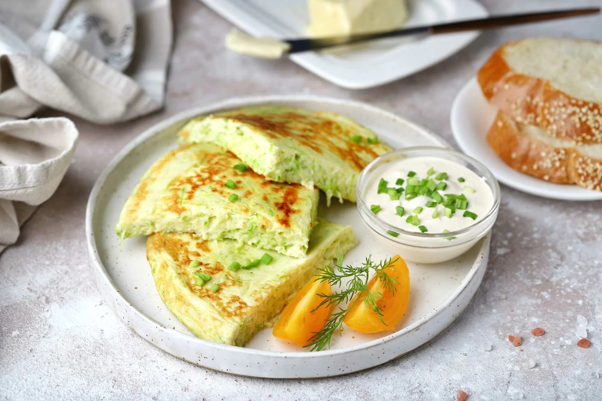 Омлет на тарелке. Омлет на завтрак при похудении. Французский омлет. Омлет при похудении можно. Красивая подача омлета для детей.