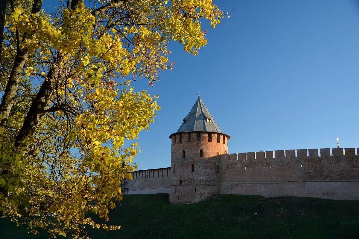 Память великий новгород. Детинец Великий Новгород осень. Нижний Новгород Кремль Детинец. Великий Новгород Детинец осенью. Новгородский Кремль Великий Новгород.