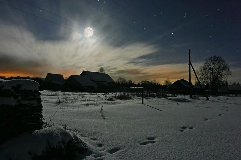 День и ночь деревня. Ночная деревня. Ночь в деревне. Деревня зимой ночью. Зима деревня Луна.