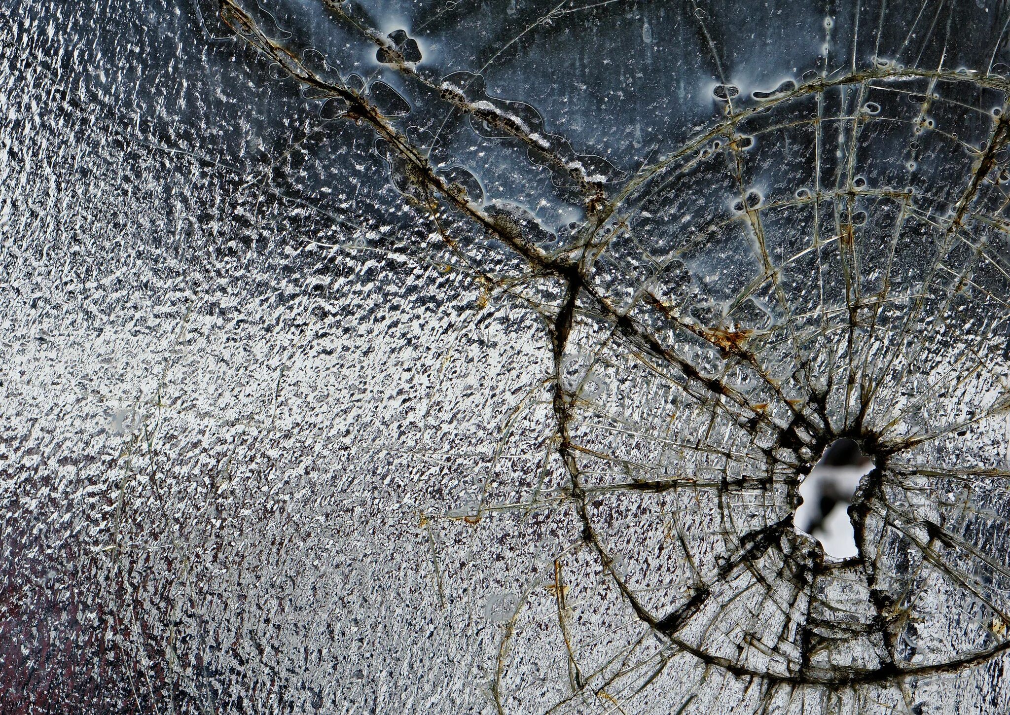 Трещина бок. Разбитое стекло. Разбитое стекло обои. Текстура трещин стекла. Треснутое стекло.