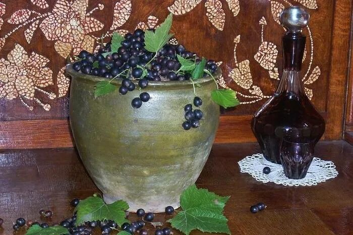 Черная смородина вино домашнее простой рецепт. Вино из смородины. Вино черная смородина. Вино из черной смородины. Армянское вино черная смородина.
