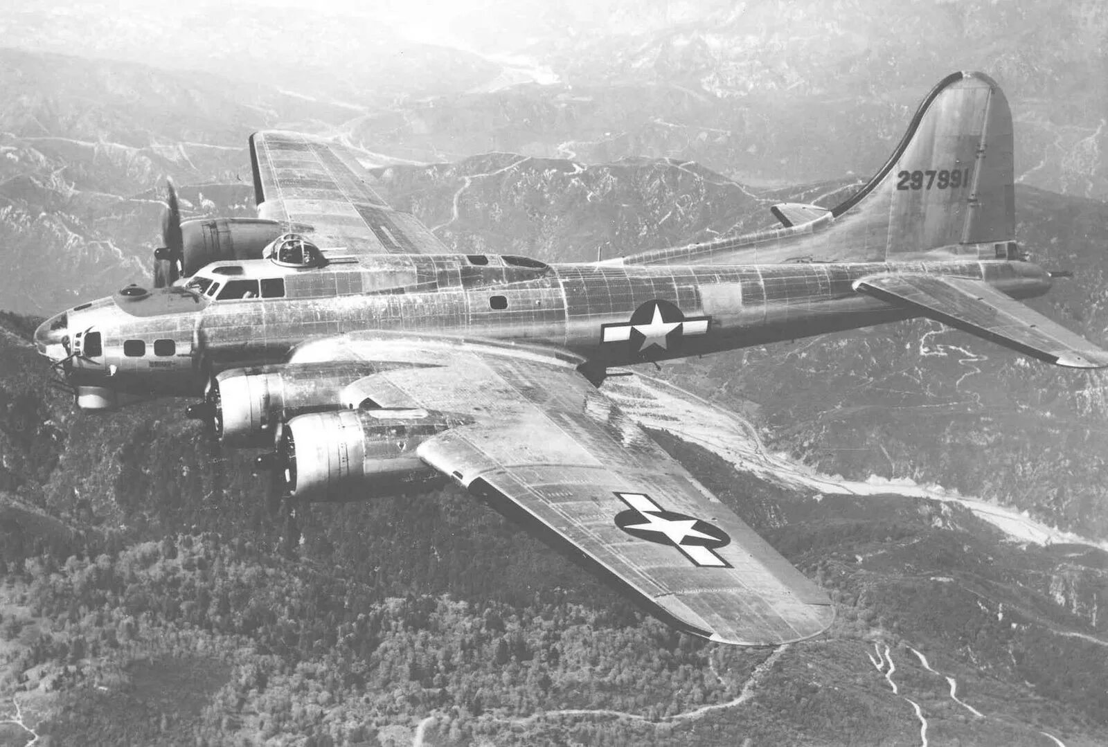 Б 17 кг. Боинг b-17. B-17 Flying Fortress. B 17 бомбардировщик. B17 бомбардировщик архивные.