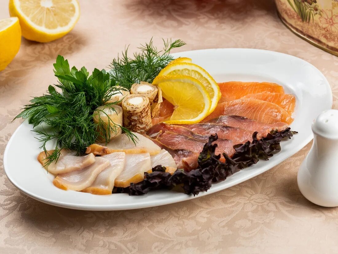 семга на гриле. какой гарнир подавать к рыбным палочкам. лосось запеченный с овощами. что подать с гарниром. лосось с цукини.