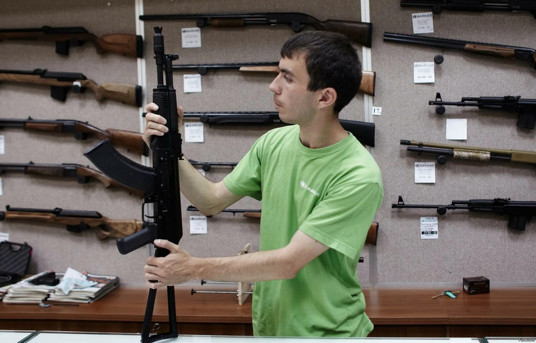 Приобретение оружия в россии. Оружейный магазин США АК 47. Оружейный магазин в Америке. Гражданское оружие. Американские оружейные магазины.