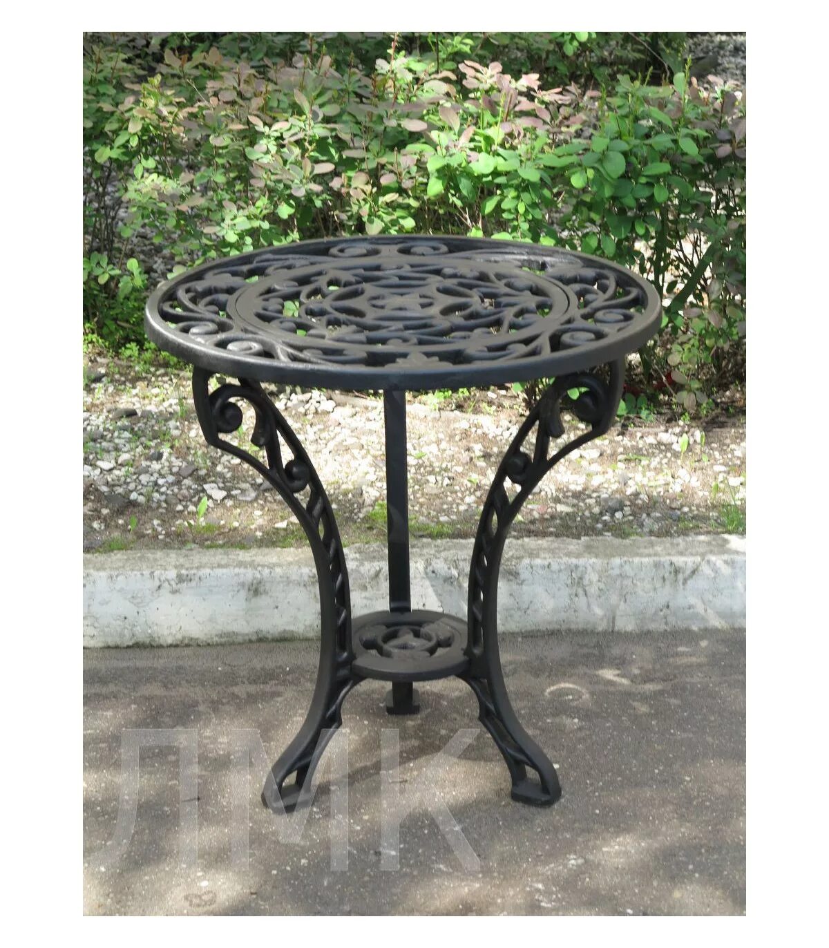 круглый садовый столик из металла. столик кованый круглый. чугунный столик. чугунный садовый столик. столик кованый круглый.