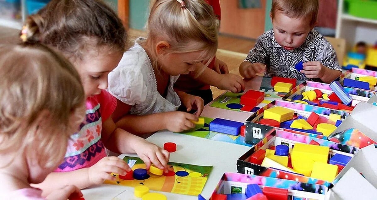 Занятия в детском саду. Дети на занятии в детском саду. Занятие в ДОУ. Дошкольник на занятии в детском саду.