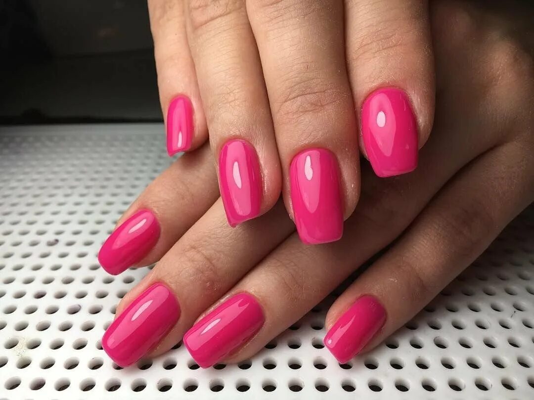 малиновый однотонный маникюр. маникюр разноцветный яркий. маникюр яркий однотонный. розовые ногти. ногти однотонные.