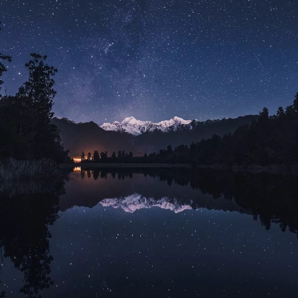 Night lake. Новозеландия звезды озеро. Ночное озеро. Озеро ночью. Красивое ночное озеро.