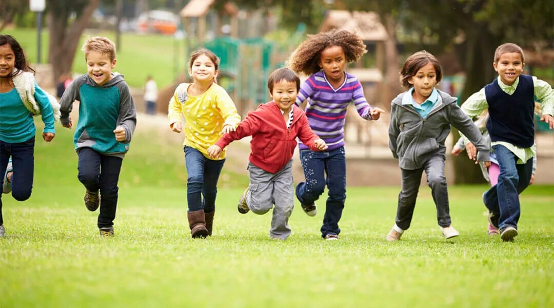 Lets child. Дети бегают. Веселые дети бегут. Дети бегут в детский сад. Дети бегут к воспитателю.