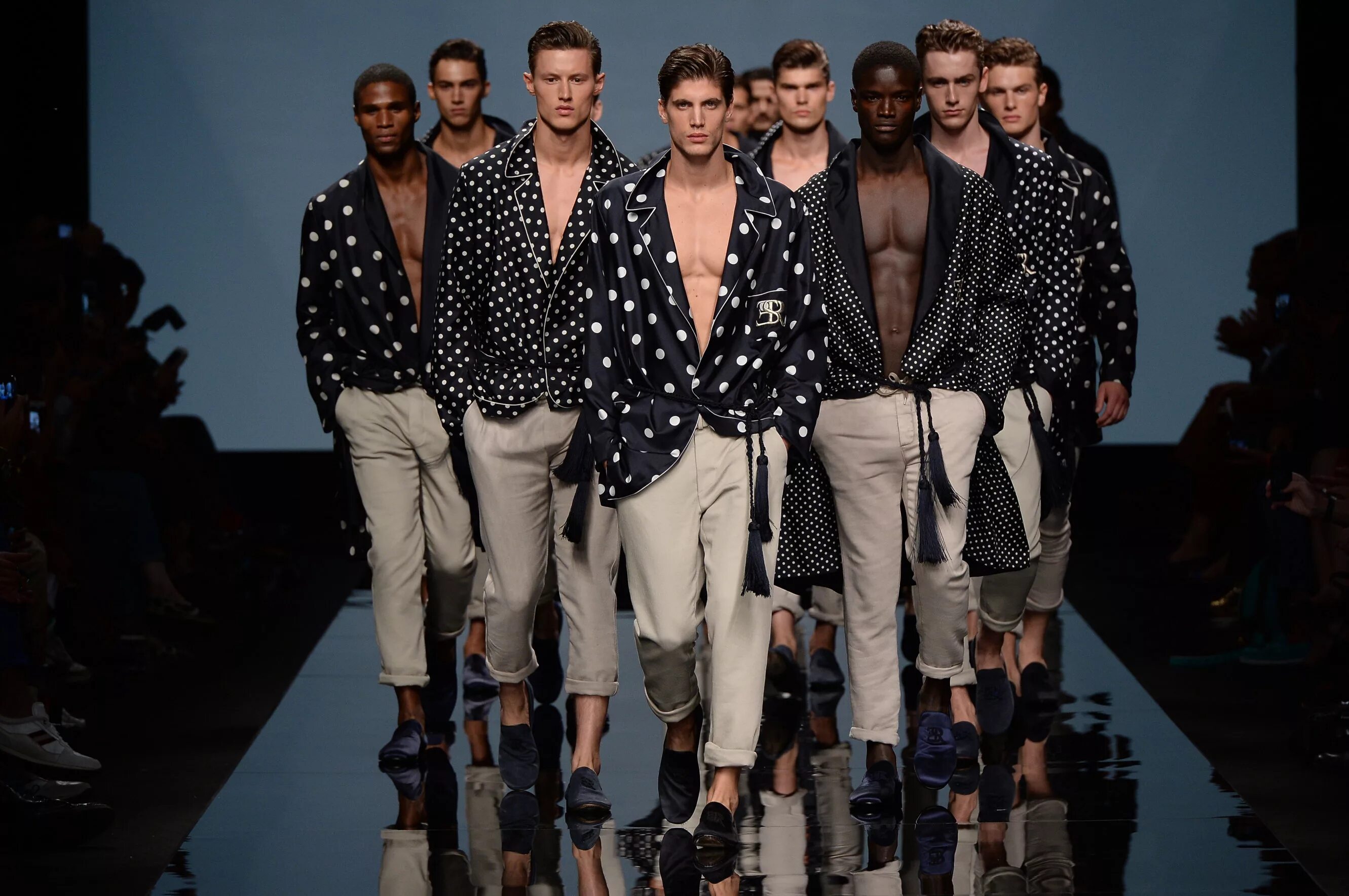 Сх мода. Эрмано Шервино мужская одежда. Мужчины модели на подиуме. Показ одежды. Модный дизайнер.