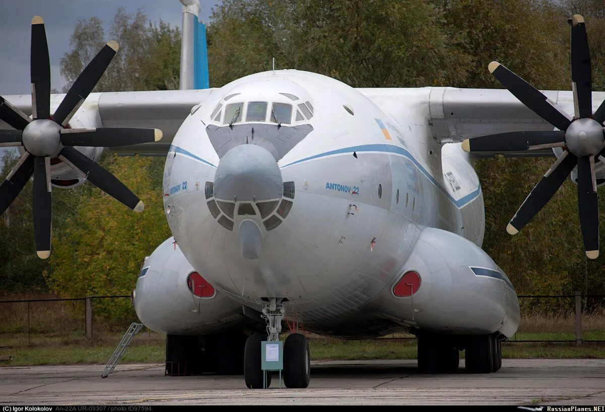 А 22 самолет фото. Самолёт Антей АН-22. Турбовинтовой АН 22 самолет турбовинтовой. АН 22 винты. АН-22 военно-транспортный самолёт.