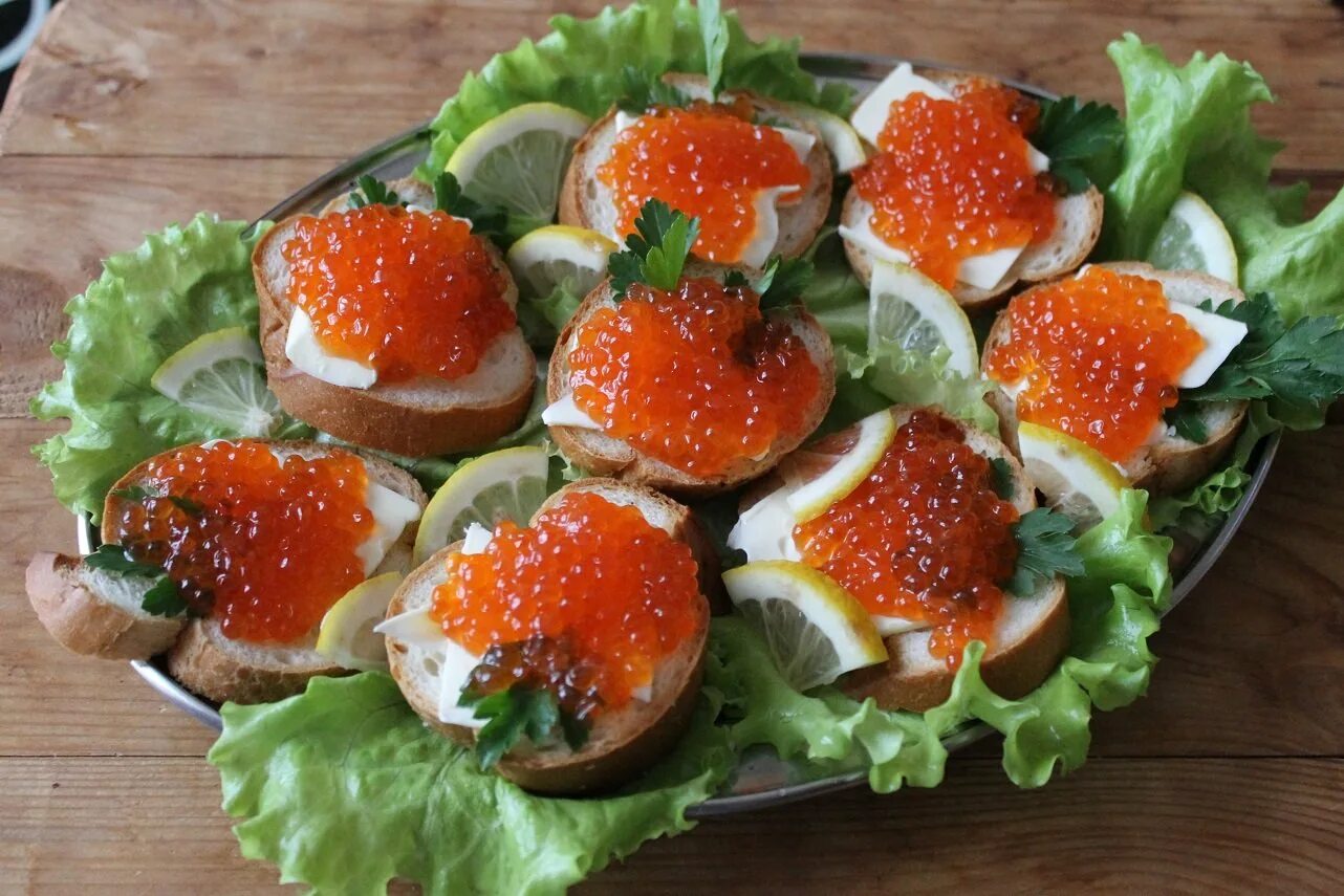 Как вкусно сделать бутерброды с икрой. Бутеры с авокадо и красной икрой. канапе с икрой и севрюгой. тартинки с селедкой мировой закусон. брускетта с красной икрой.