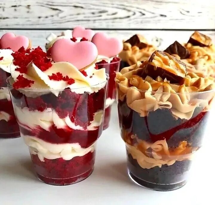 Трайфлы красный бархат в стаканчиках. Трайфл красный бархат. Трайфл красный бархат. Смолл трайфлы. Торт красный бархат трайфл.