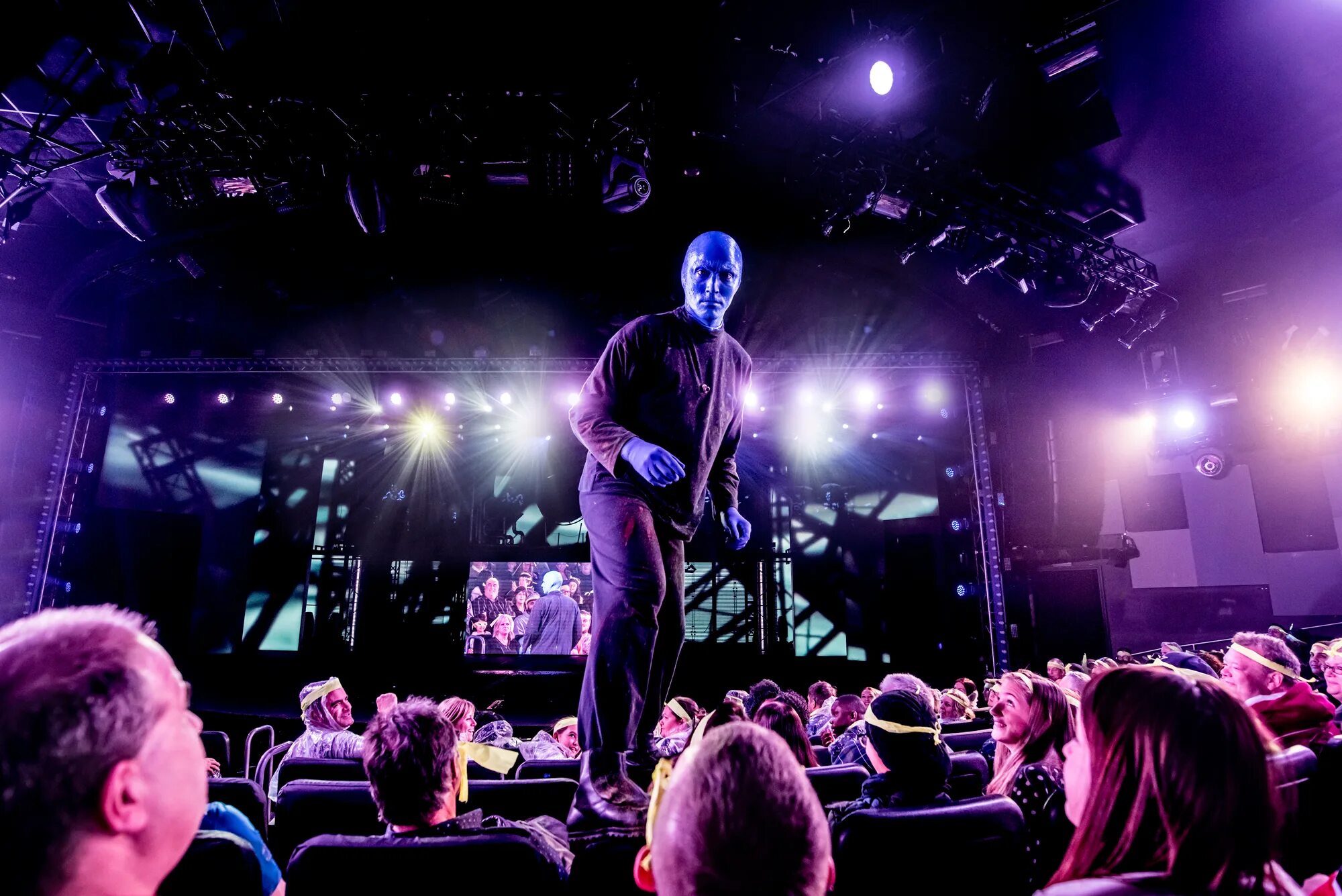 Blues man group. Blue man group концерт. blue man group вокалистка. blueman концерт. блю мен групп фото.