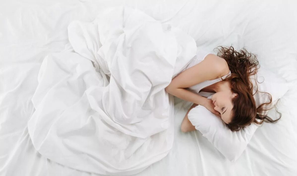 Красивые девушки на кровати. Девушка спит. Olga belaya. Девушка в белом в постели. Фотосессия на кровати.