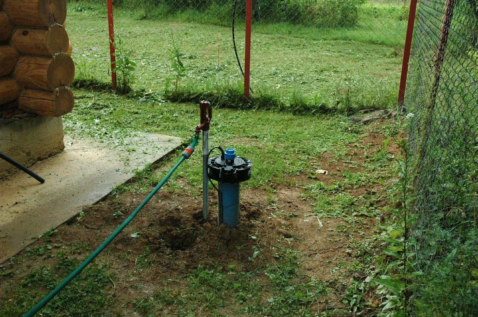 Бурение скважин участке воду. Скважина на дачном участке. Скважина на воду. Бурение скважин на воду. Бурение скважины на участке.