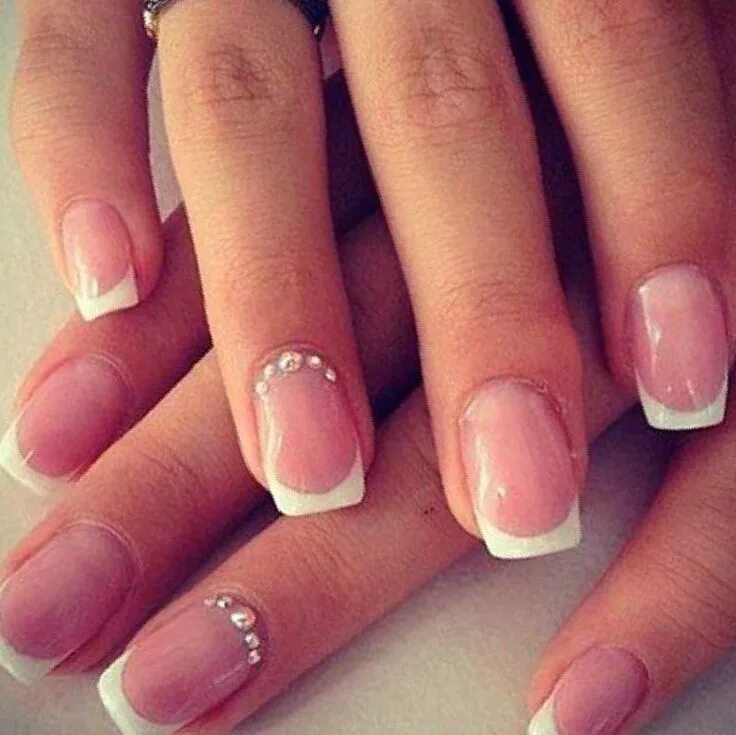 Красивый френч на короткие ногти. Французский маникюр на короткие ногти квадратной. Белый френч. Белый френч. Французский маникюр.