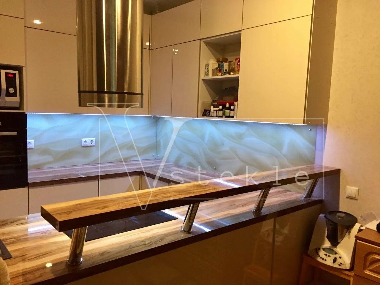 Стеклянный кухонный фартук с подсветкой. Кухонный экран из стекла. Фартук для кухни из стекла с подсветкой. Подсветка кухонного фартука.