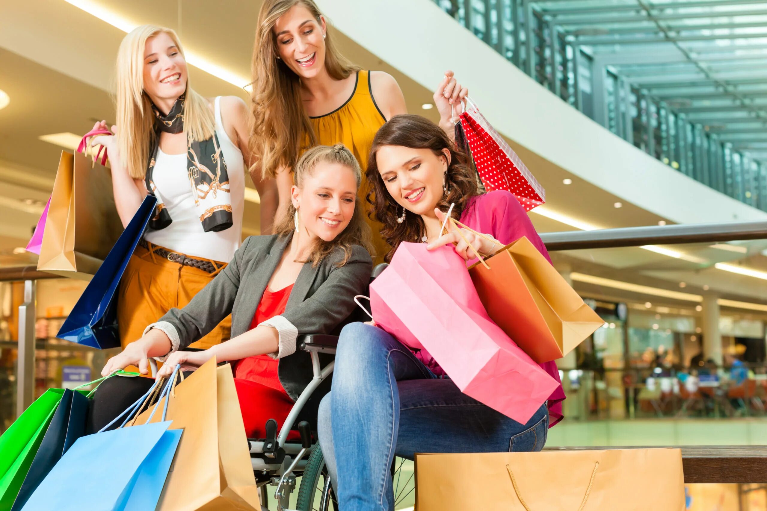 Shopping u. Шоппинг. Девушка с покупками. Девушка шоппинг. Девушка в магазине одежды.