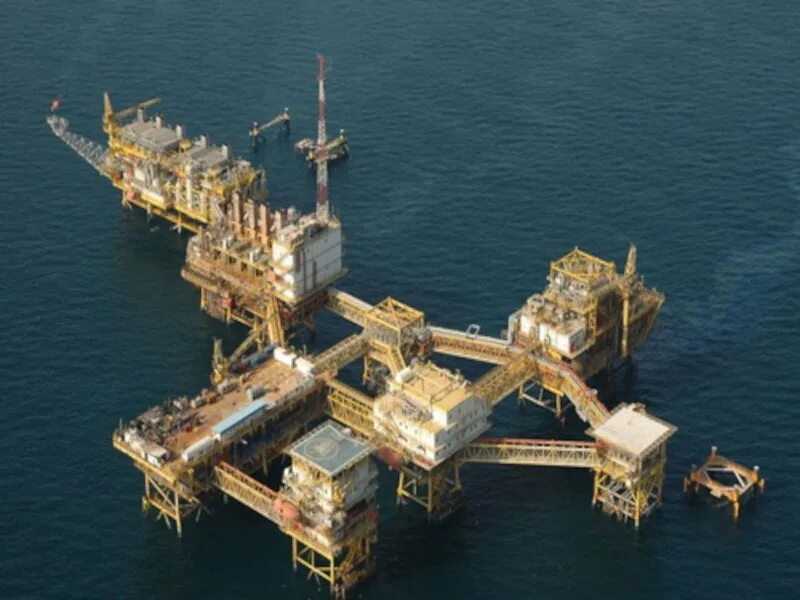 Нефтедобывающая платформа беркут. Морская платформа беркут. нефтяная платформа беркут сахалин. нефтедобывающие платформы в персидском заливе.
