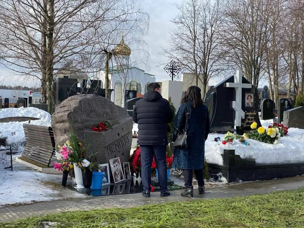 памятник борису немцову. немцов кладбище. могила бориса немцова. троекуровское кладбище могила немцова. немцов могила троекуровское кладбище.