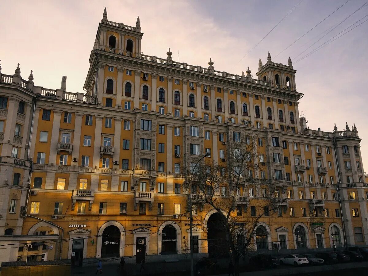 Москва ленинградская белорусский вокзал. Ленинградский проспект 1. Дом с башенками Ленинградский проспект. Жилой дом у белорусского вокзала на Ленинградском проспекте. Ленинградский проспект дом 1 Москва.