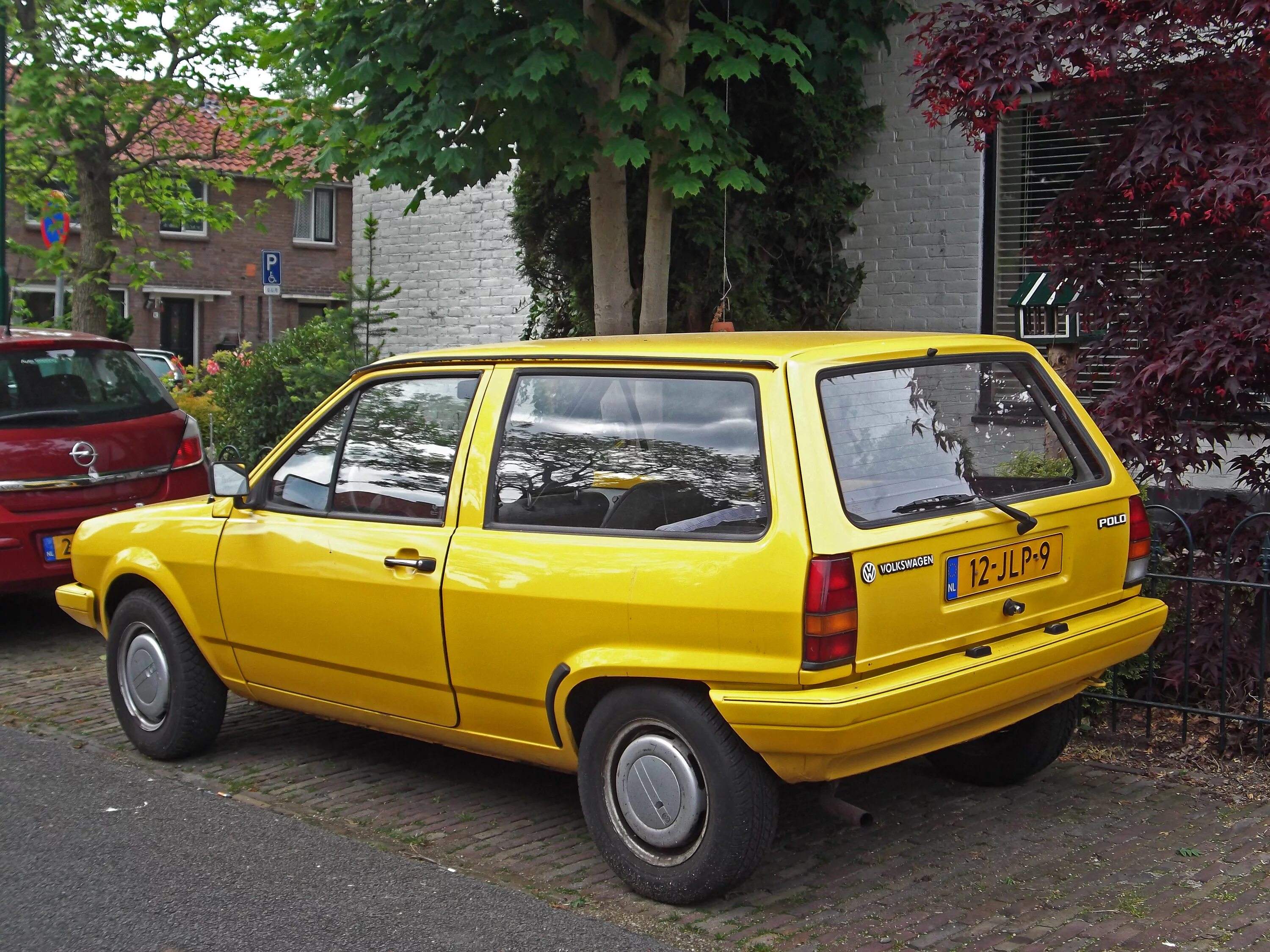 Vw polo 2. VW Polo 2 поколение. Volkswagen Polo 1 поколение. VW Polo 1 поколения. VW Polo 1981.