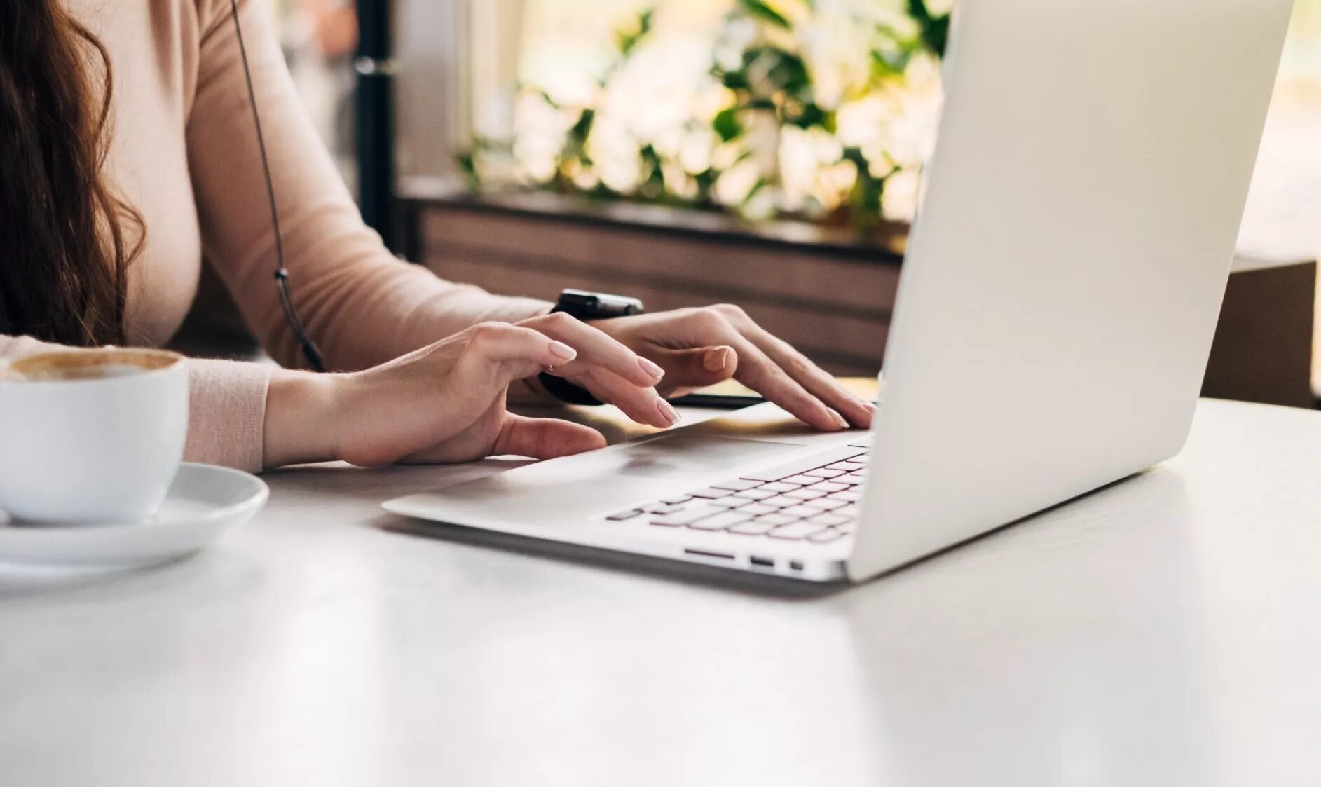 Удаленная работа с файлами. Рукас через ноутбук. Laptop on Table hands.