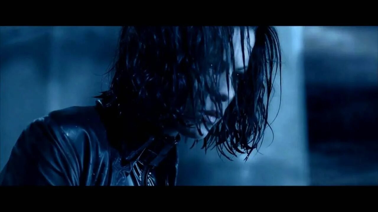 Другой мир / underworld (2003). Лестница ведущая вниз. Кейт бекинсейл другой мир 2003. Исчезающий человек. Одиночество зимой.