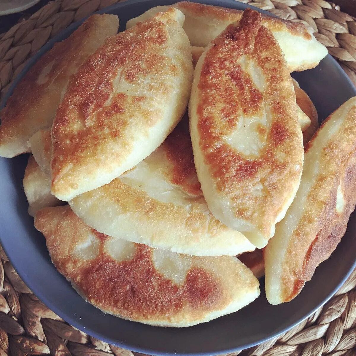Жареные пирожки на сковороде с картошкой кефире. Пирожки с картошкой. пирожки с картошкой жареные. тесто для пирожков с картошкой на сковороде. вкусные пирожки с картошкой.