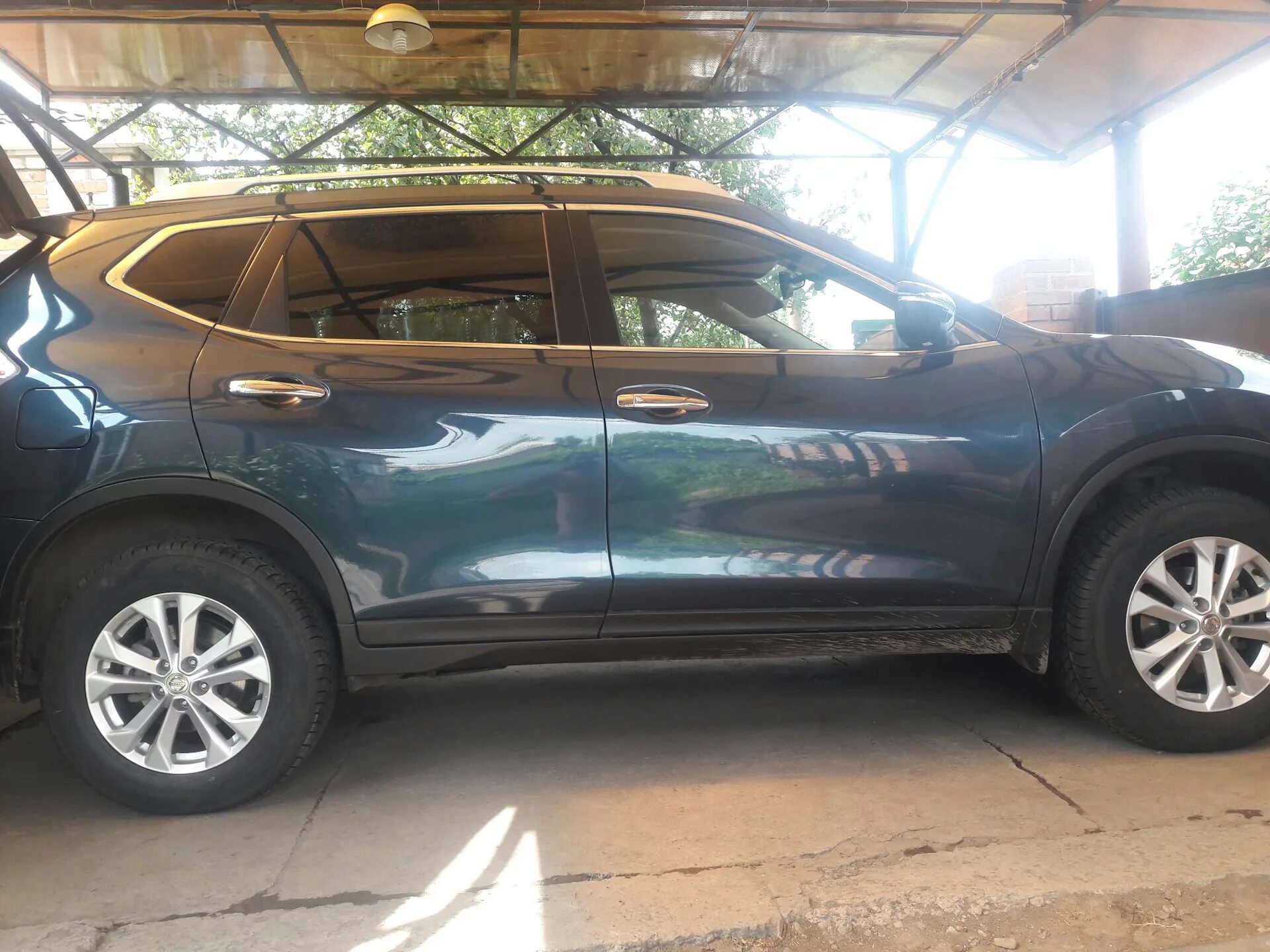 Резина икстрейл т32. Nissan x-trail t32 на грязевой резине. Черные диски nissan x-trail t32. Резина икстрейл т32. Диски ниссан х-трейл т32.