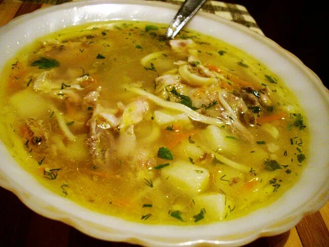 Куриная лапша с потрошками. Супчик с потрошками. суп с куриными потрошками. суп с куриными потрошками и лапшой.