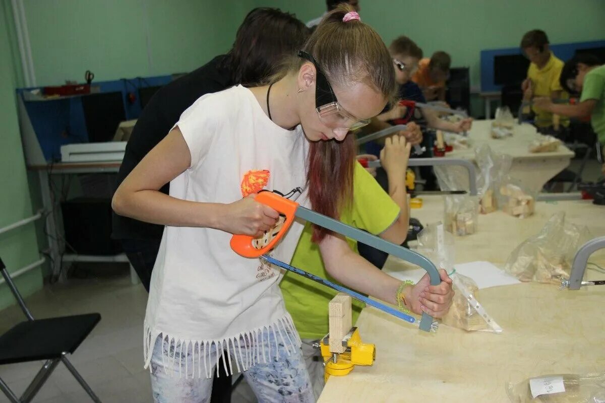 Пилим класс. Уроки труда в школе. Урок труда в современной школе. Урок технологии в школе. Школьные урок труды.