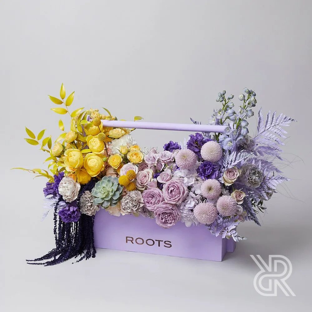Roots moscow цветы. Roots flowers спб. Roots букеты. Подиум белые цветы. Roots moscow цветы.