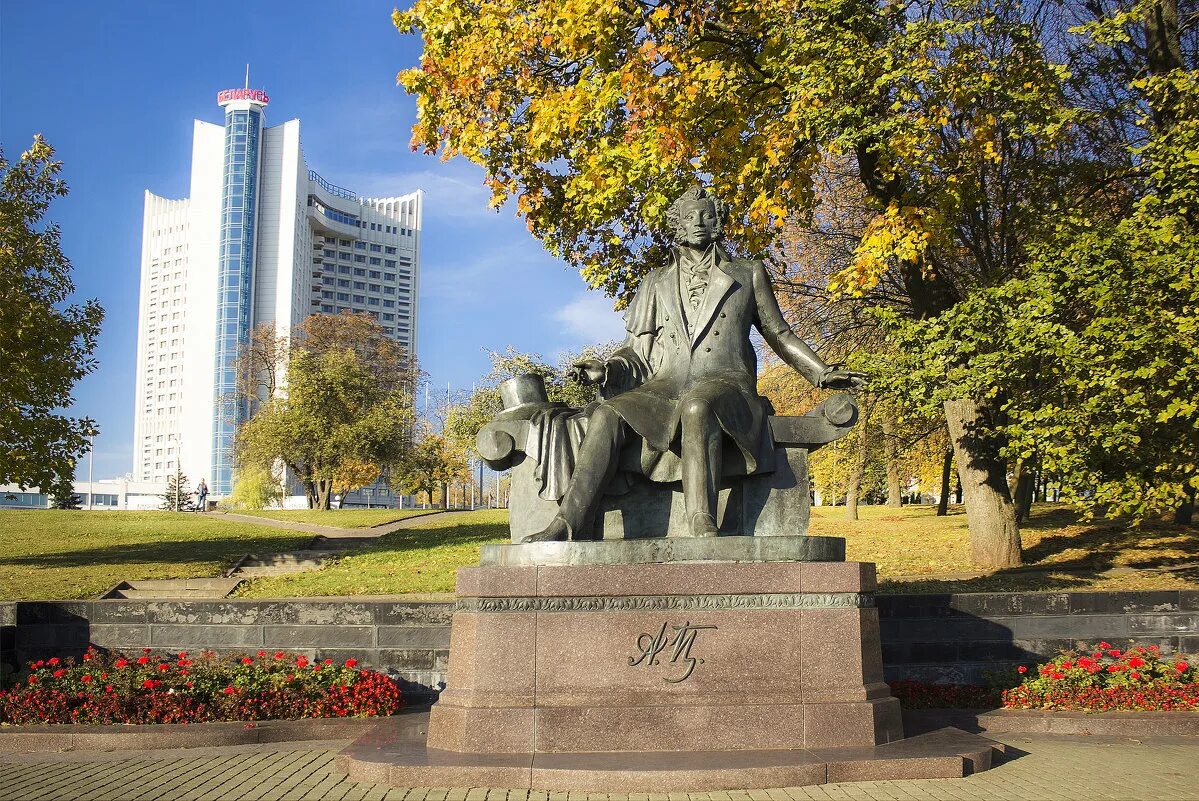 Памятники в минске недорого. Памятник Пушкину в Минске. Памятник Пушкину в Витебске. Проспект Пушкина памятник Пушкину Минск. Минск сквер Пушкин.