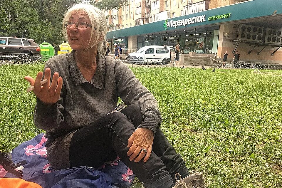 Пр зреть бездомного. Бездомные женщины в Москве. Женщина бомж Бездомный.