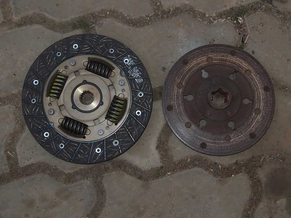 Комплект сцепления volvo fh12. 0/2. Комплект сцепления вольво fh12. Корзина сцепления кмз-012. Вольво fh двухдисковое сцепление.
