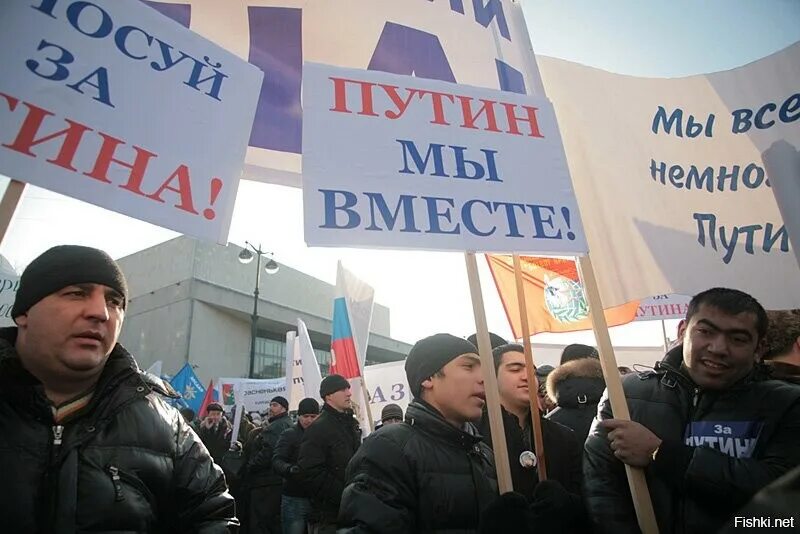 Мигранты митинг за Путина. Мигранты плакат. Гастарбайтеры за Путина. Таджики за Путина. Мигранты митинги