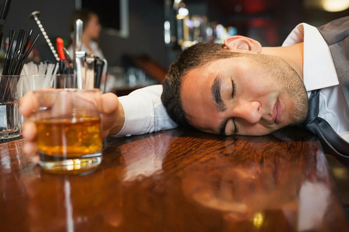 Пьющий человек в баре. Алкоголик в баре. Drunk scenes